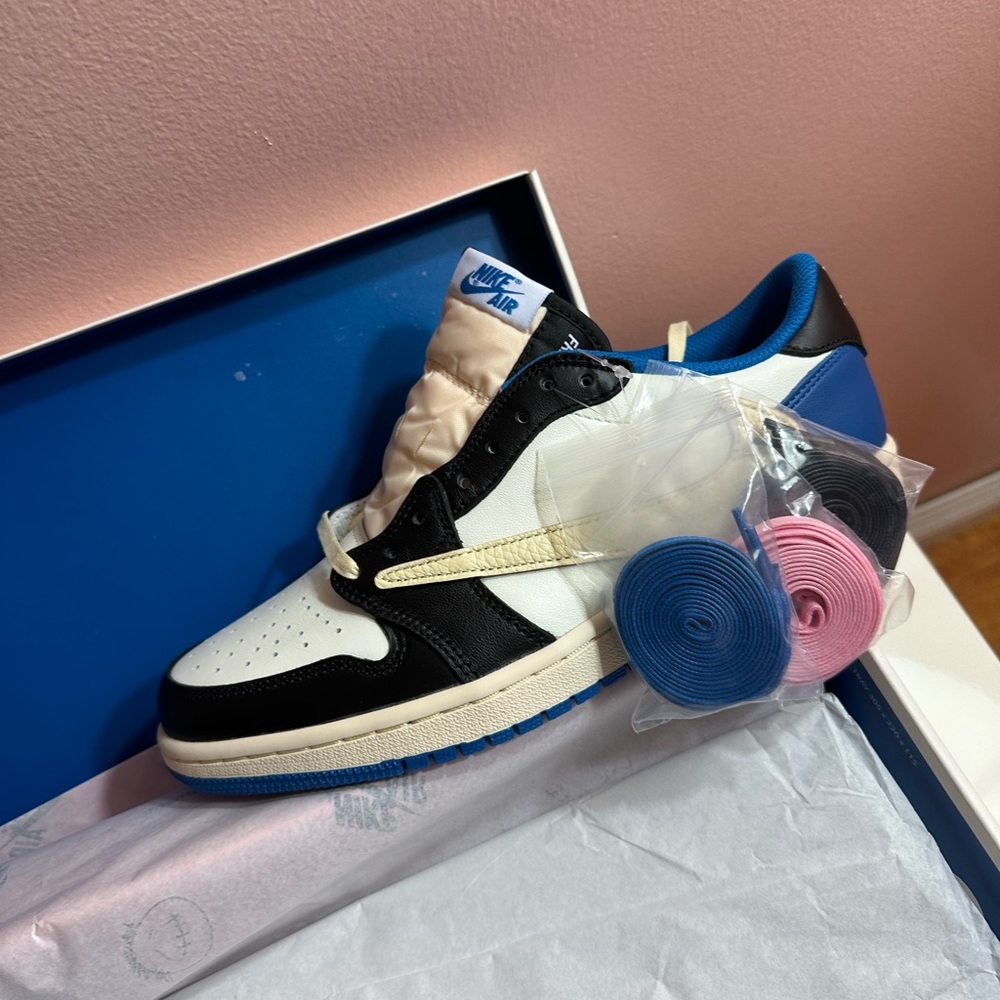 Jordan 1 Retro Low OG SP
Fragment x Travis Scott
